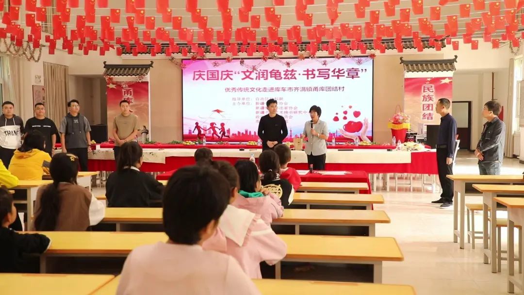 笔墨丹青沁芬百年 书画展进乡村诉说文化过年底色